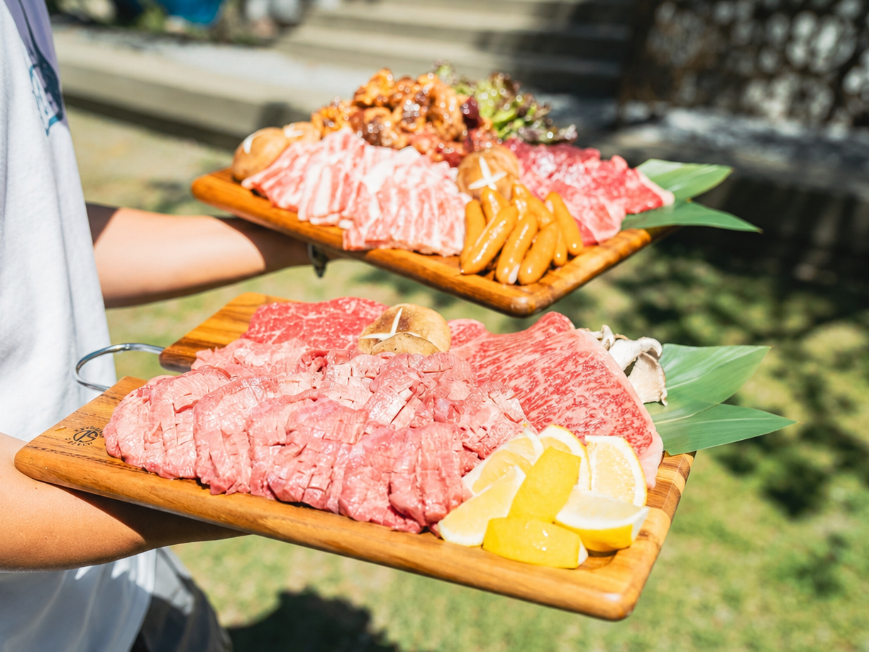 BBQ用の肉と野菜の盛り合わせ